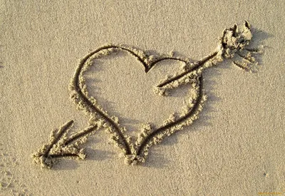 Девушка рисует на песке сердце ... :: Наталья Елизарова – Социальная сеть  ФотоКто