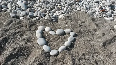 сердце, нарисованное на песке днем - онлайн-пазл
