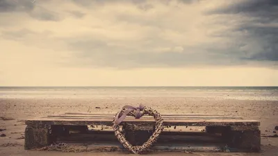 Раздавленное сердце, выложенное из ракушек на песке - Ozero - российский  фотосток