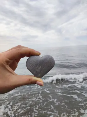 Две руки и сердце нарисованы на песке, крупным планом :: Стоковая  фотография :: Pixel-Shot Studio