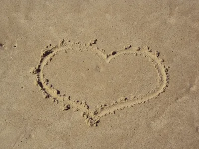 Сердце на песке пляжа стоковое изображение. изображение насчитывающей идея  - 99135039