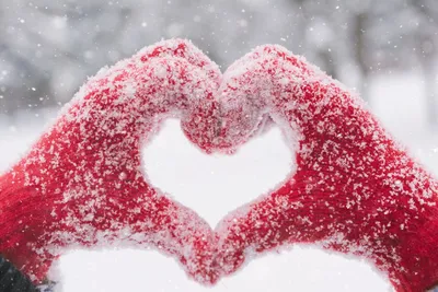 сердце нарисовано на снегу на синем фоне, эмоция, удача, снег фон картинки  и Фото для бесплатной загрузки