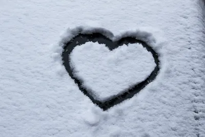 СНежно Огромное снежное сердце на …» — создано в Шедевруме