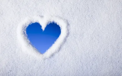 красное сердце на снегу стоковое изображение. изображение насчитывающей  влюбленность - 217850533