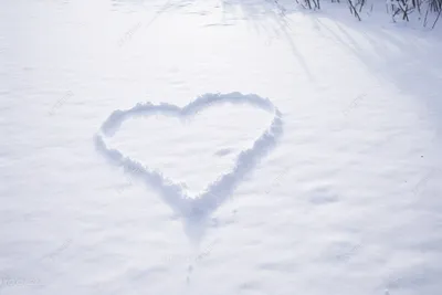 Слово любовь написано на снегу и сердце стоковое фото  ©DzmitRock87@gmail.com 137002004