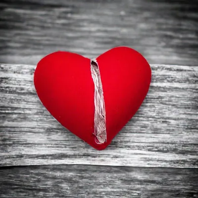 Раненное сердце с бинтом стоковое фото. изображение насчитывающей красно -  165037616