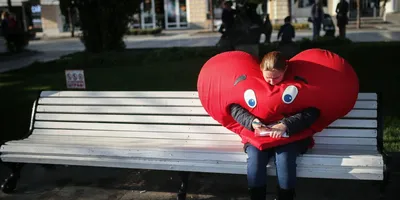 Сердце было крови на белом фоне. Концепция дня Святого Валентина Стоковое  Изображение - изображение насчитывающей элемент, биохимии: 208779961