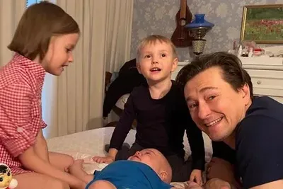 Сергей Безруков опубликовал новое семейное фото и рассказал, на кого похож  его младший сын