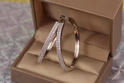Серьги - широкие кольца из серебра с камнями, 1,4 см купить на  SilverDiscount.ru