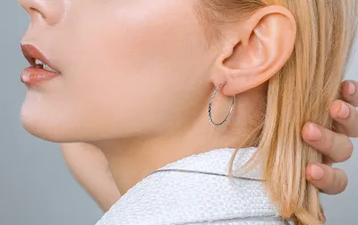 Несколько сережек в одном ухе: как правильно носить?
