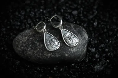 Серьги серебряные в форме капли с большим камнем – купить в  интернет-магазине «Темпо»