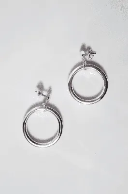 Дутые серебряные серьги - кольца биколор \"Gizele\", артикул - E8010058,  купить по выгодной цене в интернет-магазине MIE