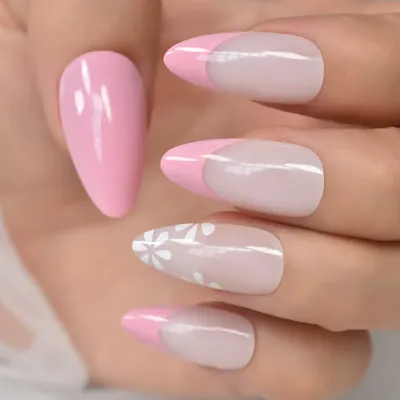 Серо-розовый дизайн ногтей с матовым покрытием и цветочными узорами на  белом фоне