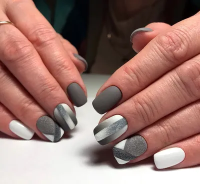 Серый маникюр с блестками: светлый и черно-серый дизайн блестящих ногтей