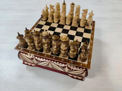 Купить Шахматы резные ручной работы Богатыри в ларце 25 на 25 см по цене 6  990 руб.