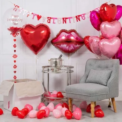 Воздушные шары на свадьбу: Каскад из фольгированных сердец и латексных шаров  с рисунком и шара баблс с перьями, наполненный гелием