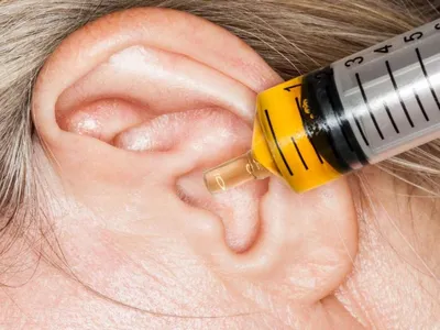 Почему шелушится кожа в ушах - причины и лечение