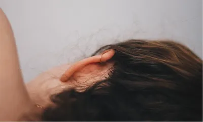 Шелушение ушей: что это значит и как исправить