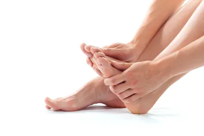 Как избавиться от шелушения кожи на ногах и в чем причины? | Лечебная  косметика Veratin | Дзен