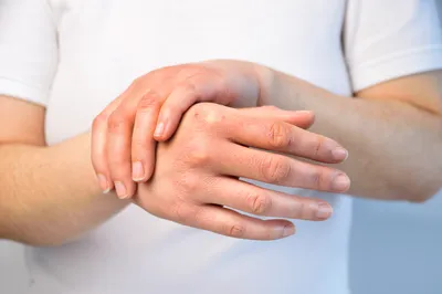 У ребенка шелушится кожа на пальцах рук