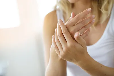 Шелушатся руки при беременности: уход за проблемной кожей