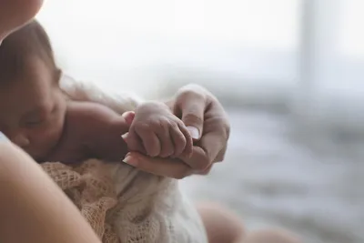 Почему шелушится кожа у новорожденного ребенка, как помочь малышу? | Новое  материнство | Дзен
