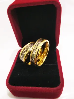 Красивые обручальные кольца в желтом и белом золоте с бриллиантом на черном  мраморе с отражением Стоковое Фото - изображение насчитывающей золотисто,  оборудование: 156618936