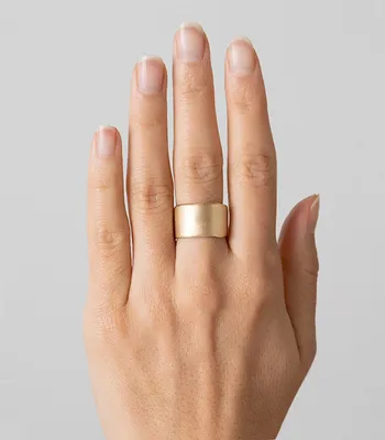 Широкие кольца из золота 585-й пробы с дорожкой камней: купить широкое  золотое кольцо с дорожкой камней в гипермаркете Злато