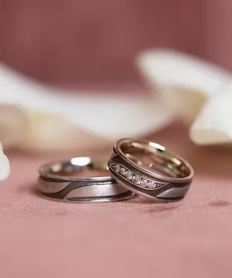 Купить Обручальные широкие кольца необычные из белого золота COLUMN в  интернет-магазине: эксклюзивный дизайн, хорошая цена, отзывы, описание |  obruchalki.com