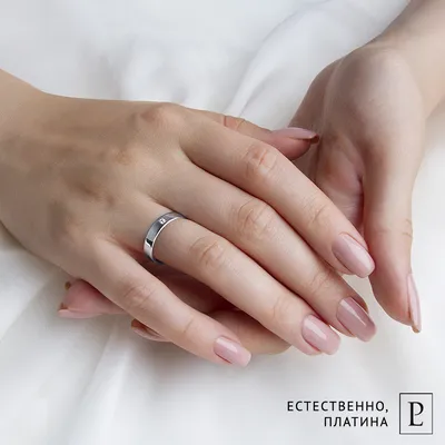 На какой руке носят обручальное и помолвочное кольцо: на какой палец  надевают кольцо женщине в России