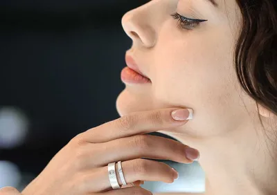 Широкое обручальное кольцо женское на руке - 64 фото