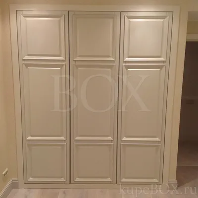 Шикарный белоснежный шкаф в классическом стиле