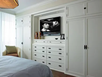Современная мебель для гостиной — два шкафа с распашными дверьми и тумба  под телевизор между шкафами.