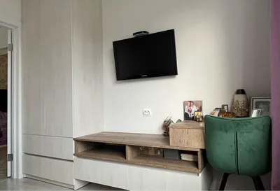 Шкаф с витринами и тумба под ТВ: заказать мебель в гостиную по  индивидуальному проекту