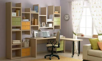 Рабочий стол вдоль окна,рабочее место у окна в комнате подростка, длинные  столы вдоль окна, письменный стол перед окном
