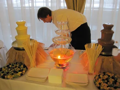 Стеклянные опарникы лимонада на шоколадном батончике свадьбы Catering  Напитки на свадебном банкете Свадьба лета в лесе Стоковое Фото -  изображение насчитывающей случай, цитрус: 155124008