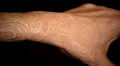 Татуировки, нанесённые методом шрамирования - YouTube
