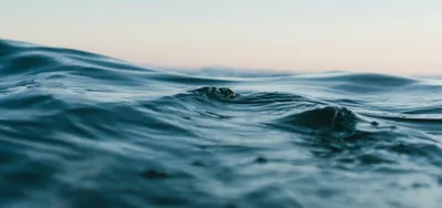 Шторм в море, большие пены на берегу Стоковое Фото - изображение  насчитывающей климат, свежесть: 159410566