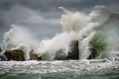 Штормовое море в Данбаре, приморском городе в Шотландии, Великобритания  Стоковое Изображение - изображение насчитывающей пугающе, шотландия:  165404403