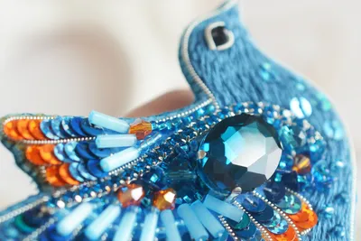 Синяя птица счастливых крыльев Стоковое Изображение - изображение  насчитывающей организм, летание: 242574535