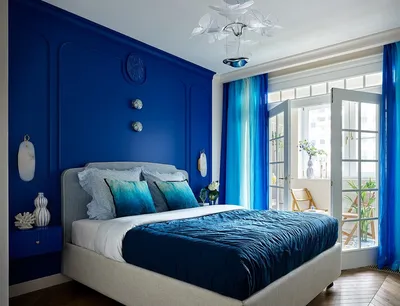 Дизайн спальни с синей кроватью