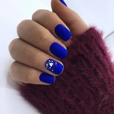 Сине-голубые матовые ногти формы миндаля с контрастным кончиком на двух  пальцах