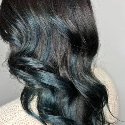 Синие пряди на темных волосах: как подобрать свой оттенок и фото идеи