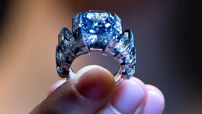 Голубой бриллиант и колье жены Петра I выставят на аукцион (новости) -  YouTube
