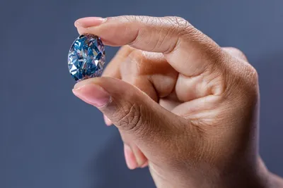 Крупнейший в истории аукционов голубой бриллиант продали почти за 44 млн  долларов – Москва 24, 08.11.2023