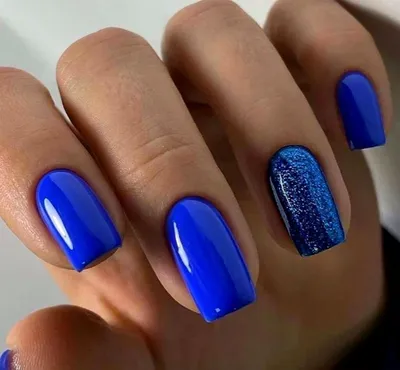 Синий маникюр с блестками: светлый, темный и черно-синий дизайн коротких и  длинных ногтей
