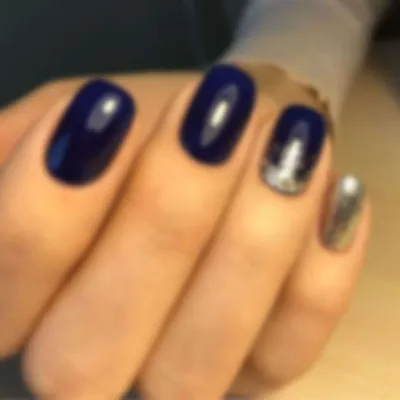 Синий маникюр с блестящим контуром — необычный и стильный дизайн ногтей на  зиму 2024 | theGirl
