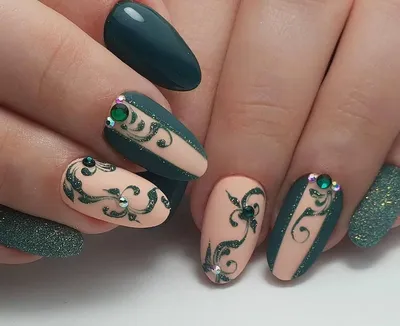 Nail Like : Маникюр со стразами.