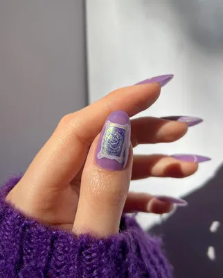 Сиреневый маникюр с рисунком на короткие ногти | Фиолетовые ногти,  Сиреневые ногти, Лавандовые ногти
