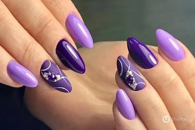 Фиолетовый маникюр со звездами и блестками — самый стильный дизайн ногтей  на зиму 2024 | theGirl